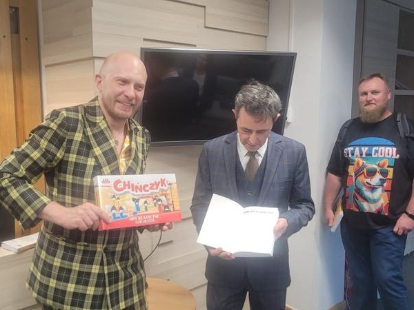 trzech mężczyzn prezentuje grę