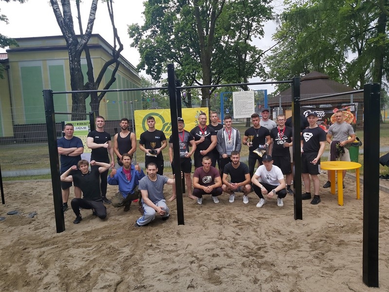 zdjeęcie grupowe przy drążkach