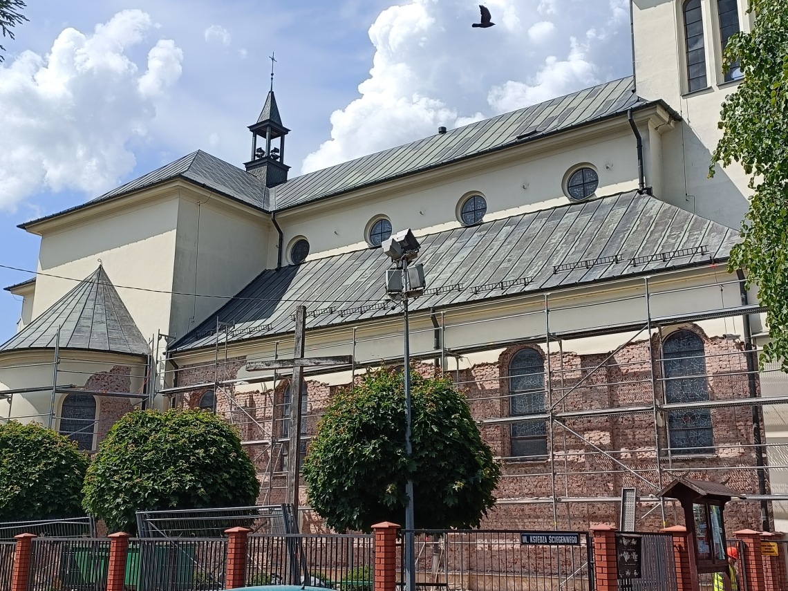 zdjęcie budynku kościoła w trakcie renowacji