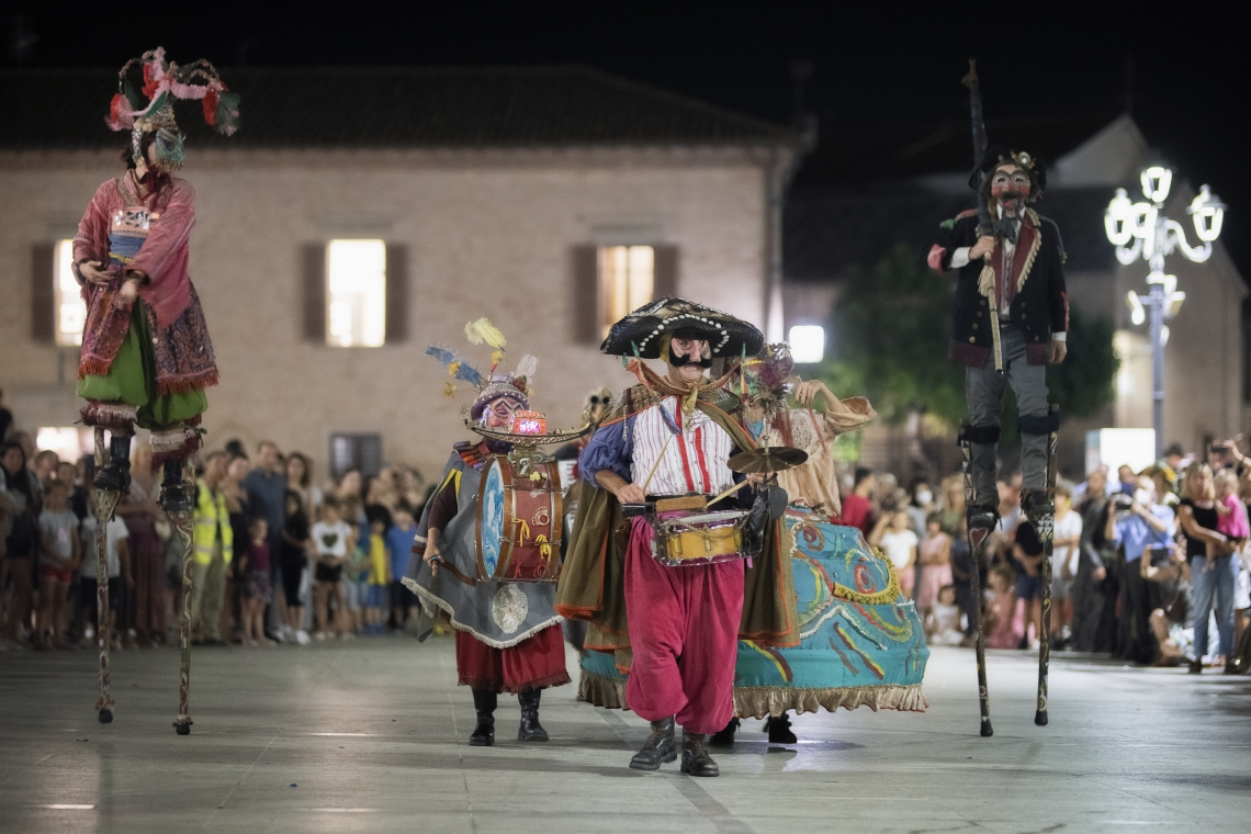 parada grupy teatralnej przez włoskie miasto