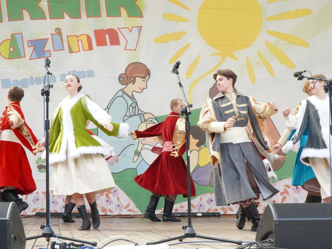 zespól występujący na scenie  Amfiteatru podczas Pikniku Rodzinnego