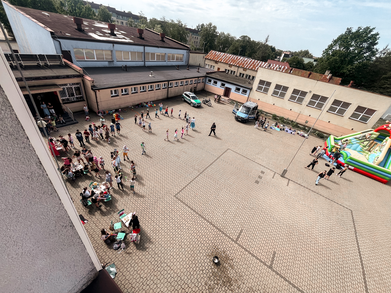 widok na szkołę i boisko z góry