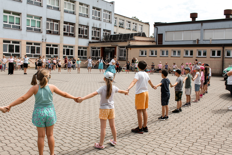 zabawy na placu szkolnym