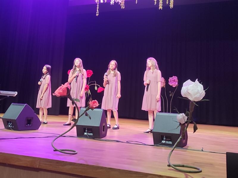 dziewczęta na scenie