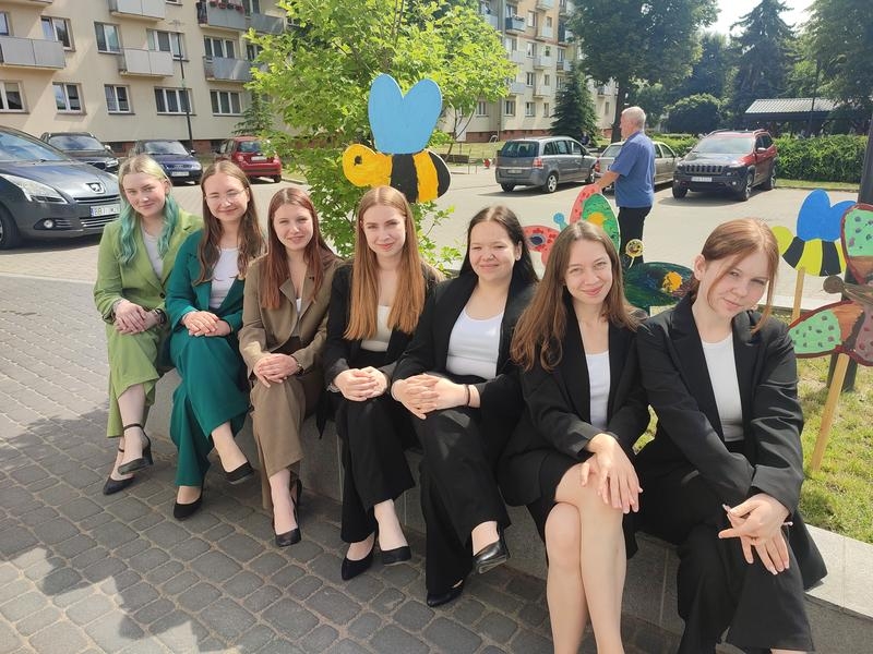 dziewczęta siedza na murku