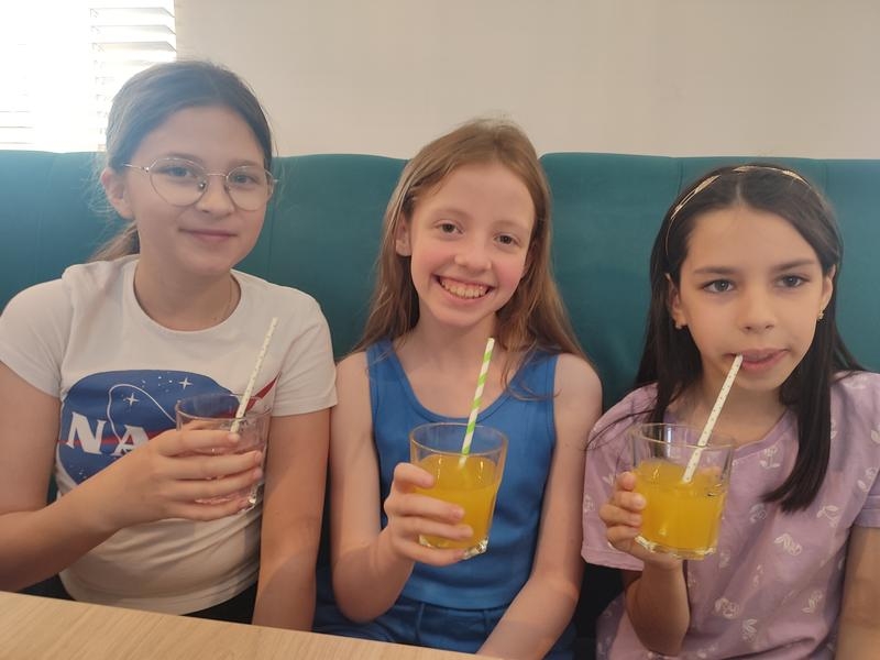 dziewczęta piją soki