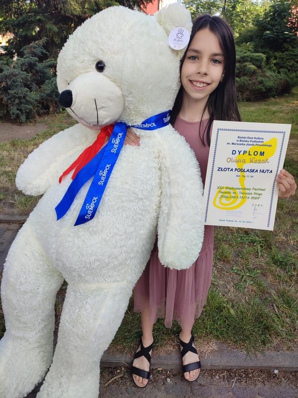 dziewczynka z wielkim misiem i dyplomem