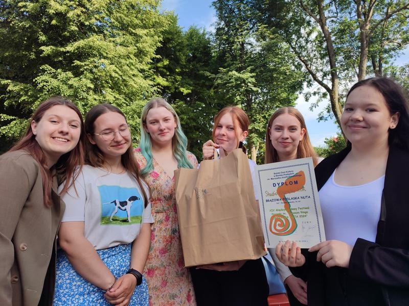 dziewczęta z dyplomem i torą z nagrodą