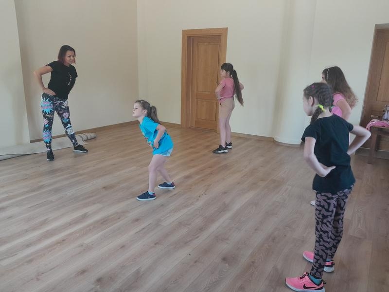 dzieci uczestniczące w zajęciach z okazji Dnia Przyjaciela