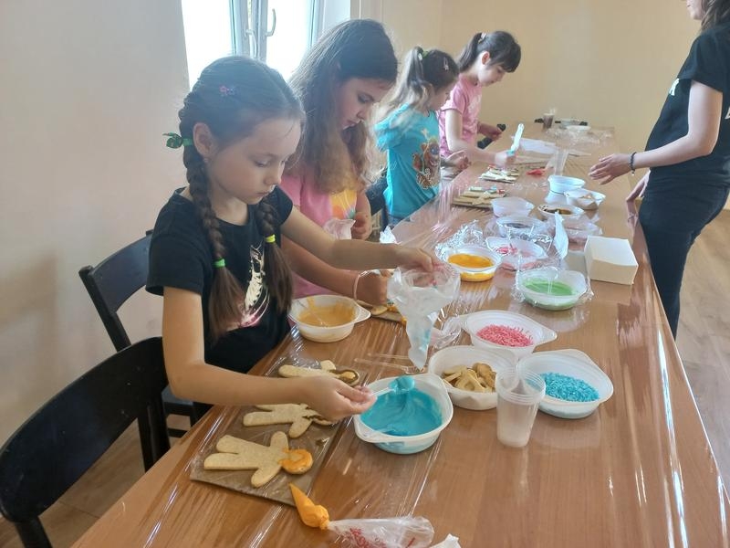 dzieci uczestniczące w zajęciach z okazji Dnia Przyjaciela