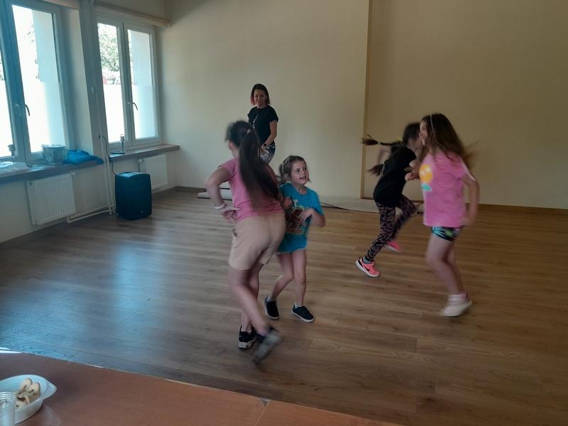 dzieci uczestniczące w zajęciach z okazji Dnia Przyjaciela