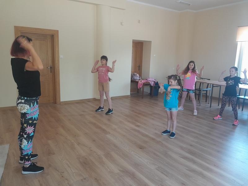 dzieci uczestniczące w zajęciach z okazji Dnia Przyjaciela