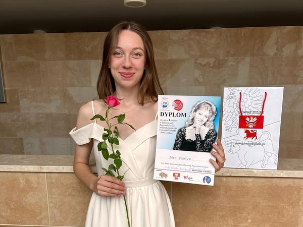 dziewczyna z różą, dyplomem i upominkiem