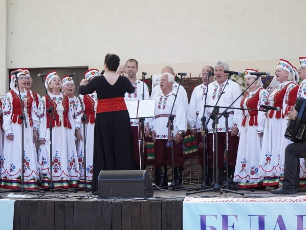 Zdjęcia przedstawiają wystąpienia i występy w Amfiteatrze Miejskim.