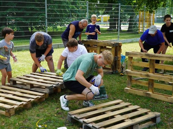 Uczestnicy warsztatów stolarskich.
