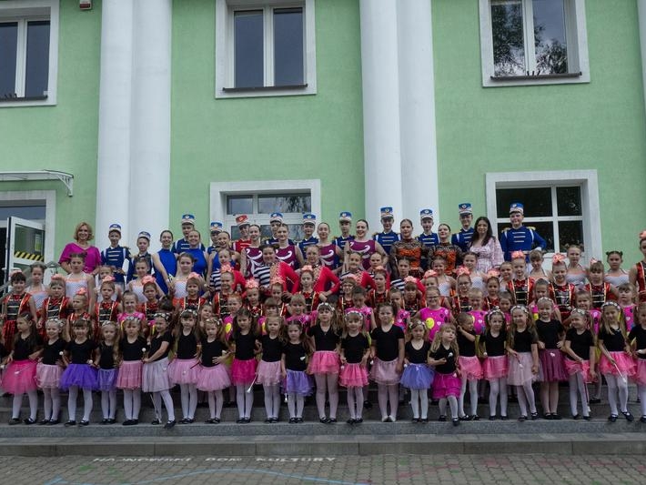 duża grupa mażoretek przed budynkiem domu kultury