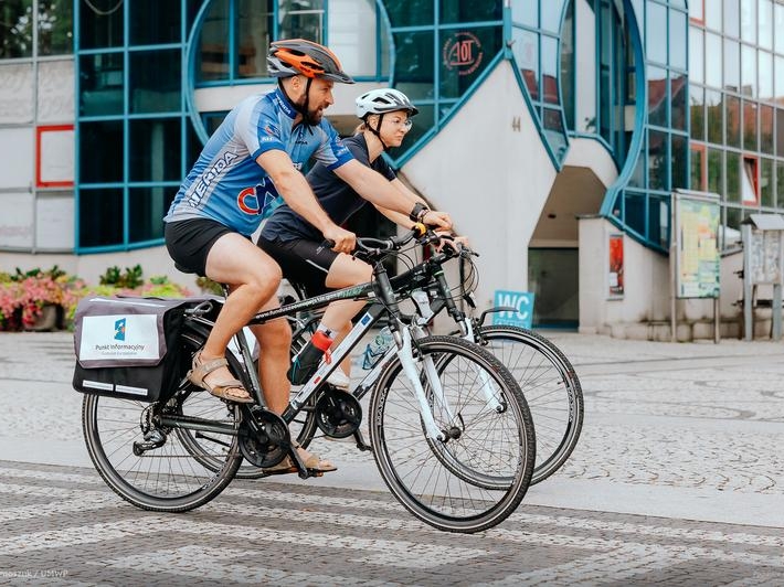 rowerzyści jadą przez miasto