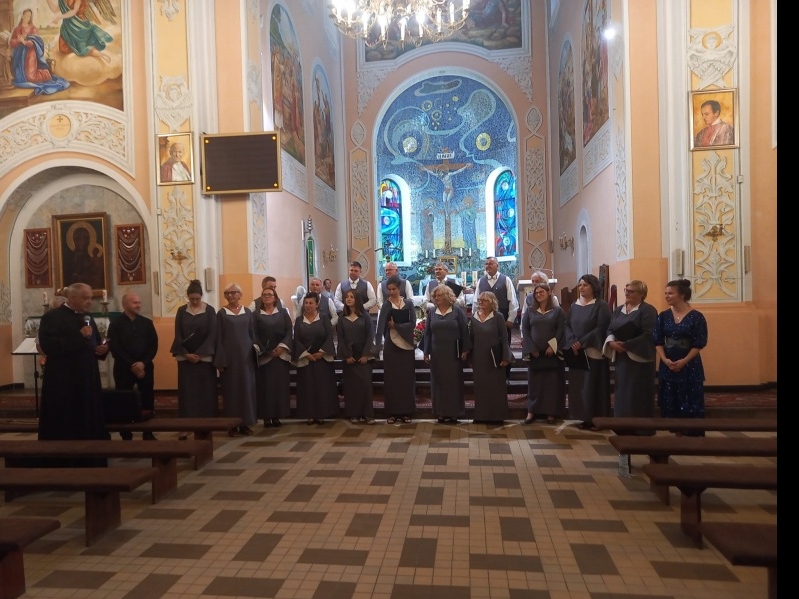 duchowny zapowiada koncert w hajnowskimm kościele