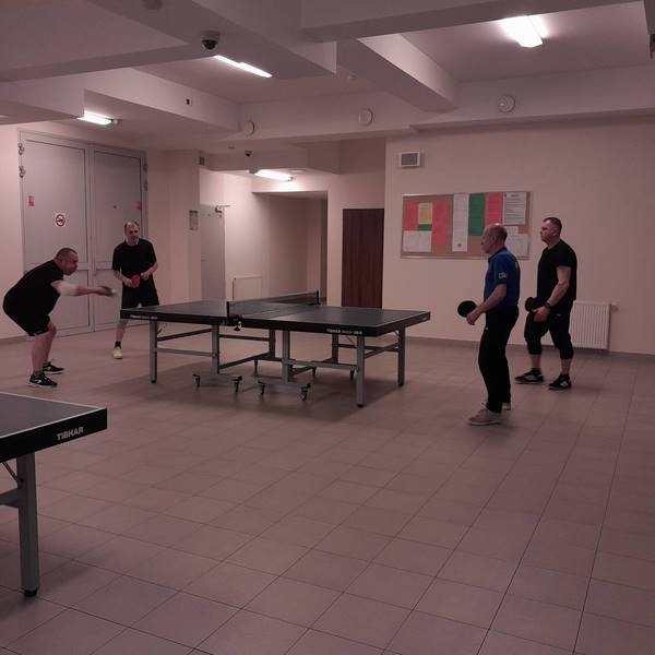 zawodnicy przy stole do tenisa