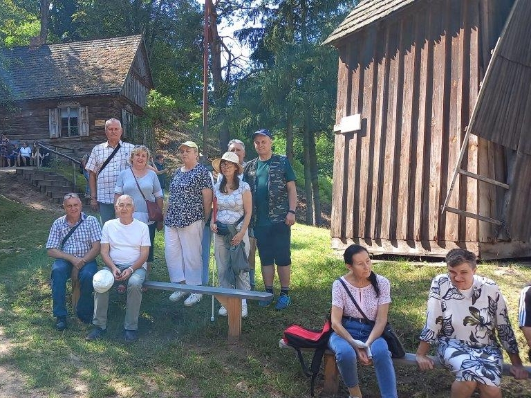 Uczestnicy wycieczki w Skansenie w Nowogrodzie