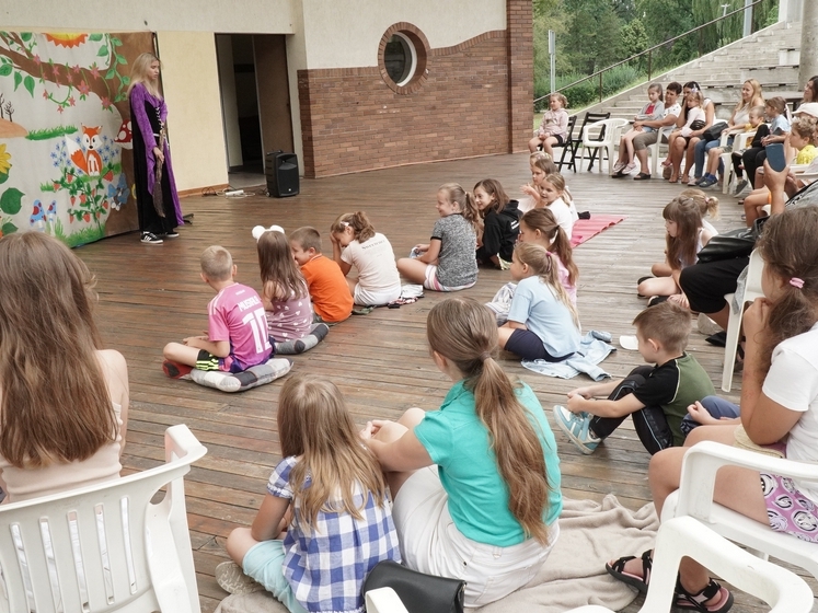 ludzie oglądający przedstawienie w amfitearze miejskim
