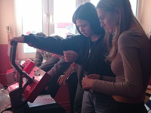 dziewczęta stoją przy prasach termicznych