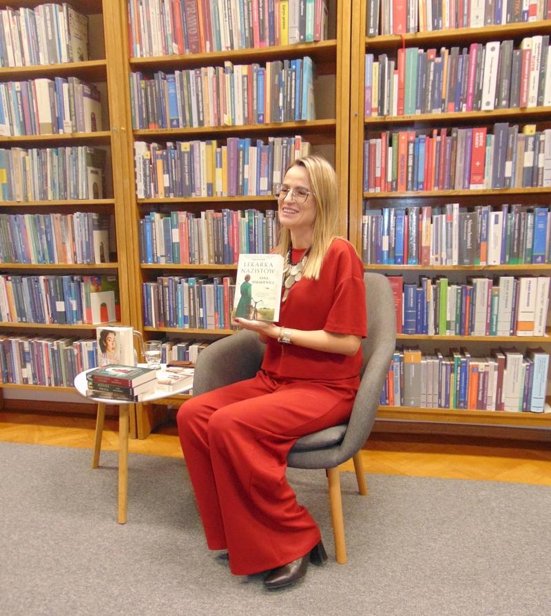 Anna Rybakiewicz prezentuje książkę