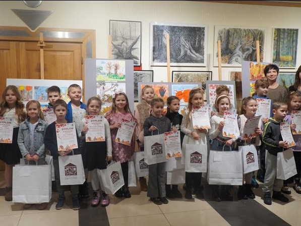 nagrodzone dzieci z dyplomami i tarbami z upominkami