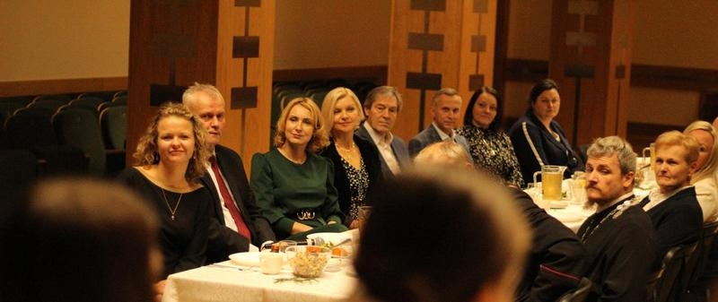 członkowie koła przy stole wigilijnym