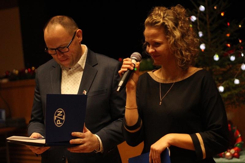 Alicja Plis i Rafał Gawkowski wręczają odznaki Przyjaciel Niewidomych