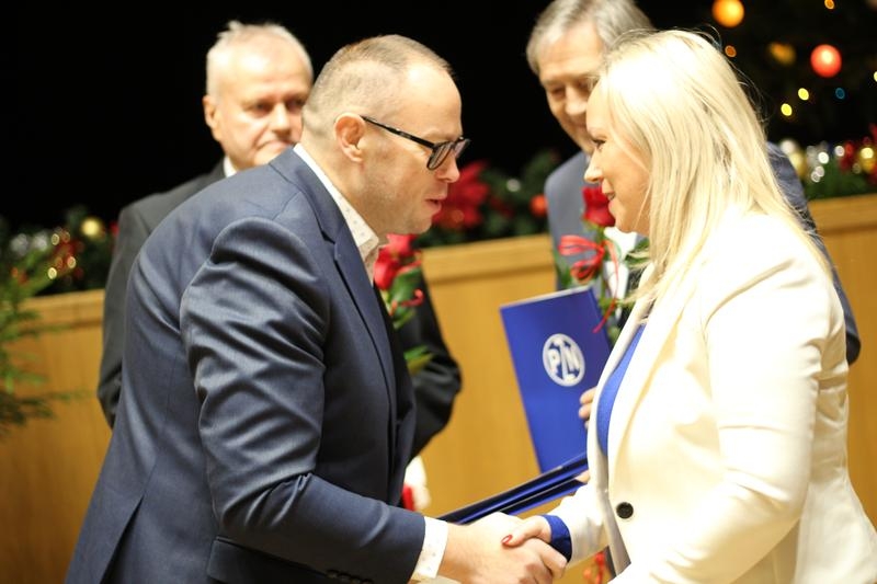 Alicja Plis i Rafał Gawkowski wręczają odznaki Przyjaciel Niewidomych