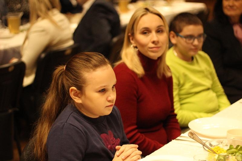 uczestnicy spotkania siedzą przy stole