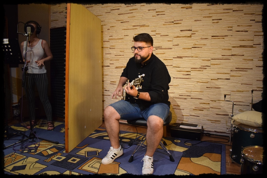 mężczyzna z instrumentem na nagraniu płyty