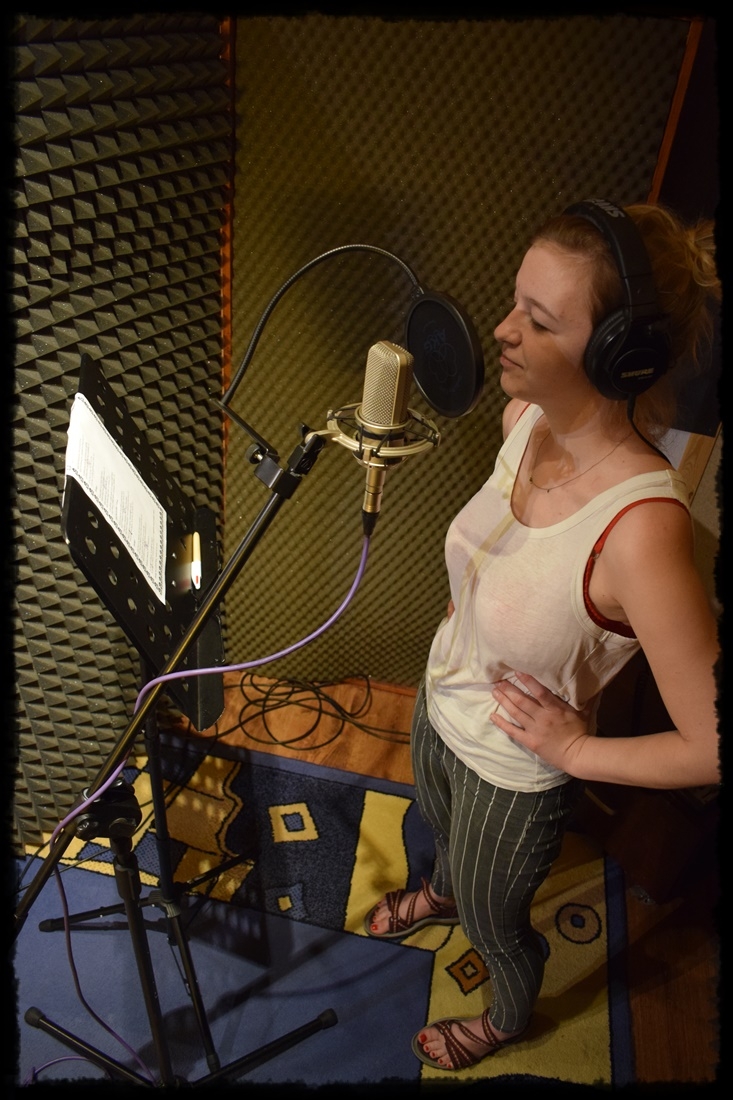 kobieta przy mikrowonie na nagraniu