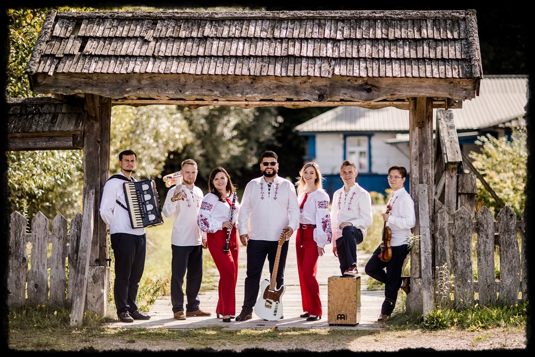 zdjęcie zespołu  w drewnianej bramie