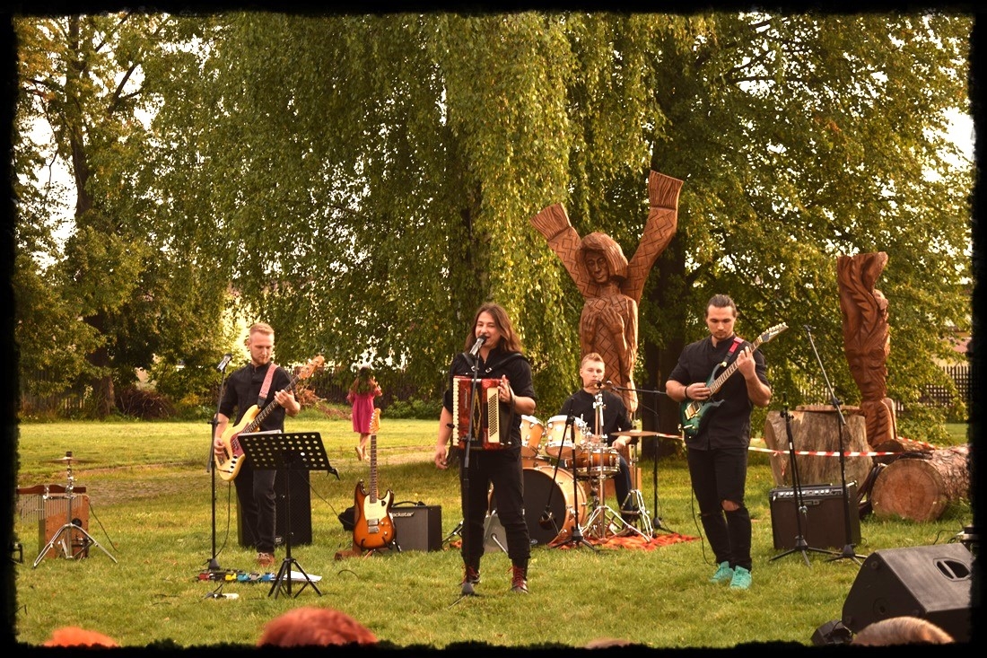 zespół podczas koncertu w plenerze