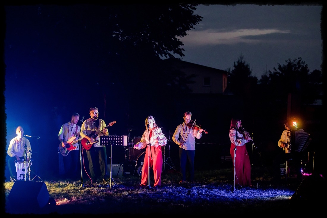 zespół podczas koncertu w plenerze