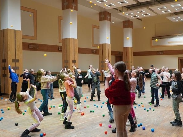 dzieci podczas zabawy w sali kolumnowej domu kultury