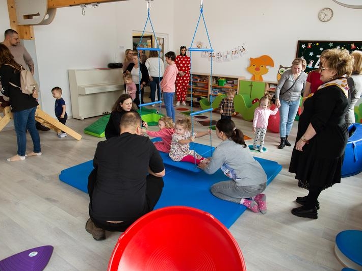 dzieci i opiekunowie w sali sensorycznej