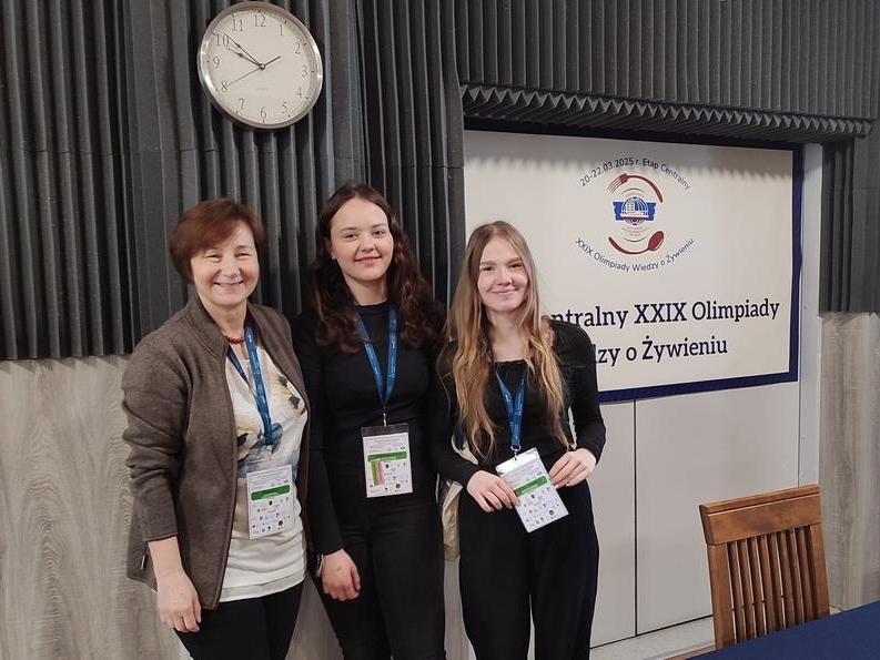 Pani Alina Plis, Karolina Ostapkowicz i Magda Skiepko pozują do wspólnego zdjęcia