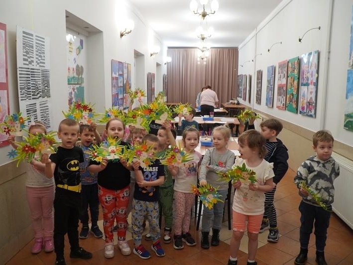 dzieci uczestniczące w zajęciach artystycznych "Krok do wiosny"