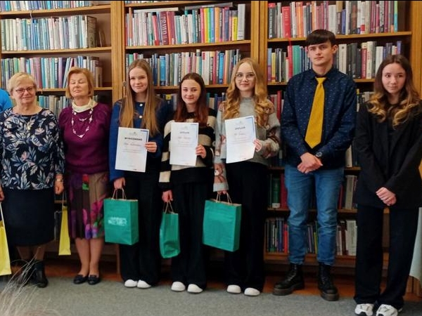 uczestnicy konkursu i komisja