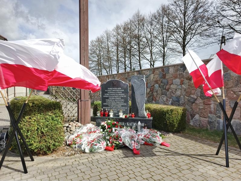 kwiaty i flagi narodowe przy pomniku Ofiar Katynia i Katastrofy pod Smoleńskiem