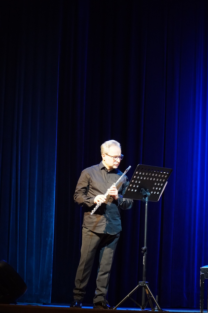 solista występujący na scenie HDK.