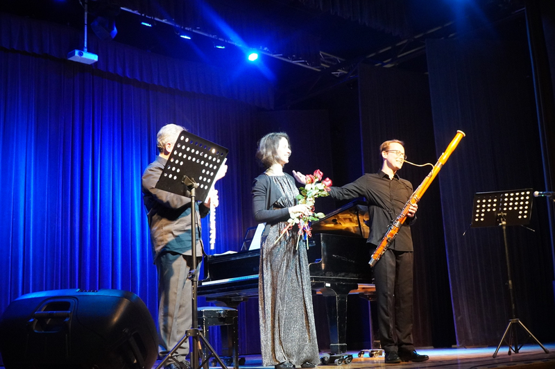 trzech solistów występujących na scenie HDK.