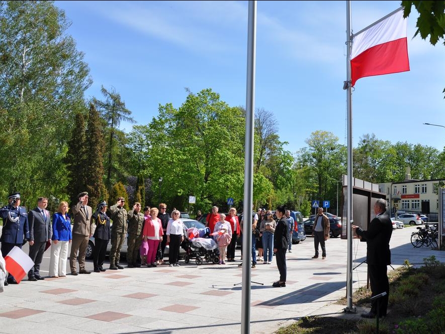 na maszt wciągana jest flaga, obecni stoją na baczność
