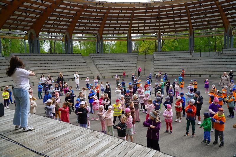 dzieci biorące udział w Międzynarodowym Dniu Tańca