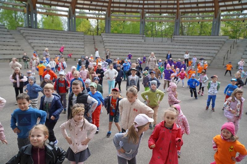 dzieci biorące udział w Międzynarodowym Dniu Tańca