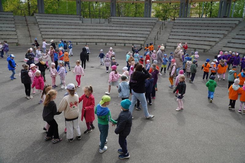 dzieci biorące udział w Międzynarodowym Dniu Tańca