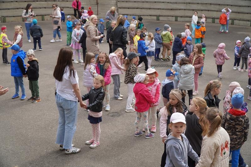 dzieci biorące udział w Międzynarodowym Dniu Tańca